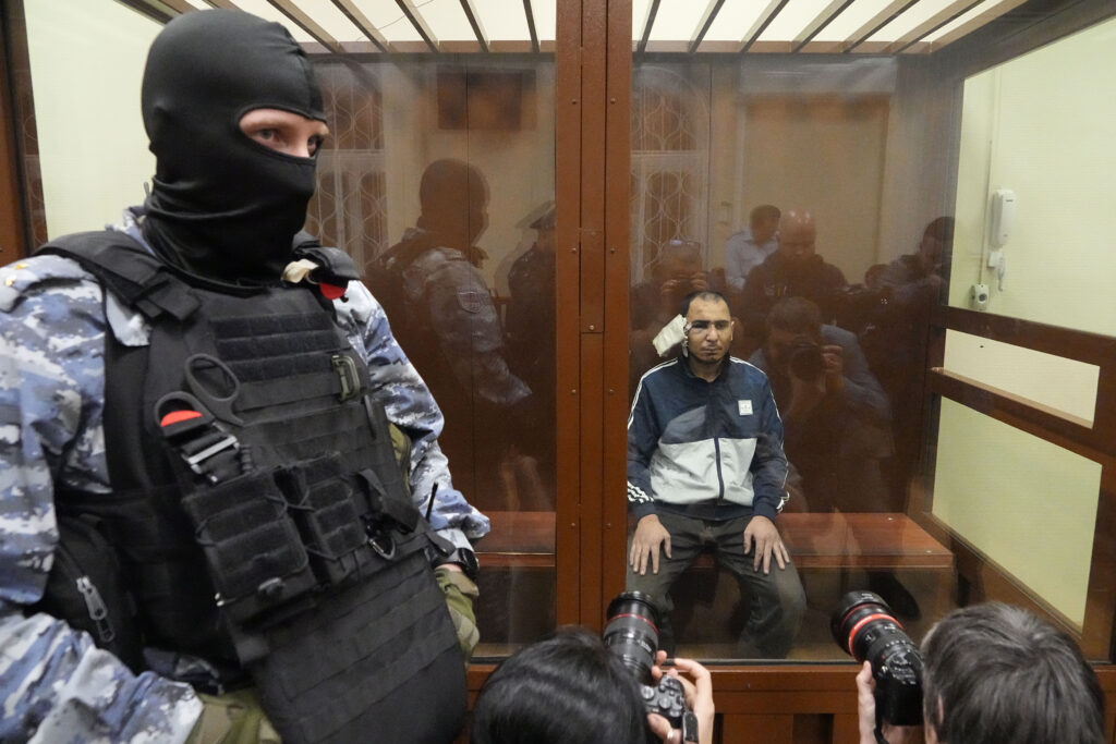 Μακελειό στη Μόσχα: Προφυλακίστηκαν οι 4 κατηγορούμενοι για τρομοκρατία – Με μαυρισμένα μάτια ενώπιον του δικαστηρίου