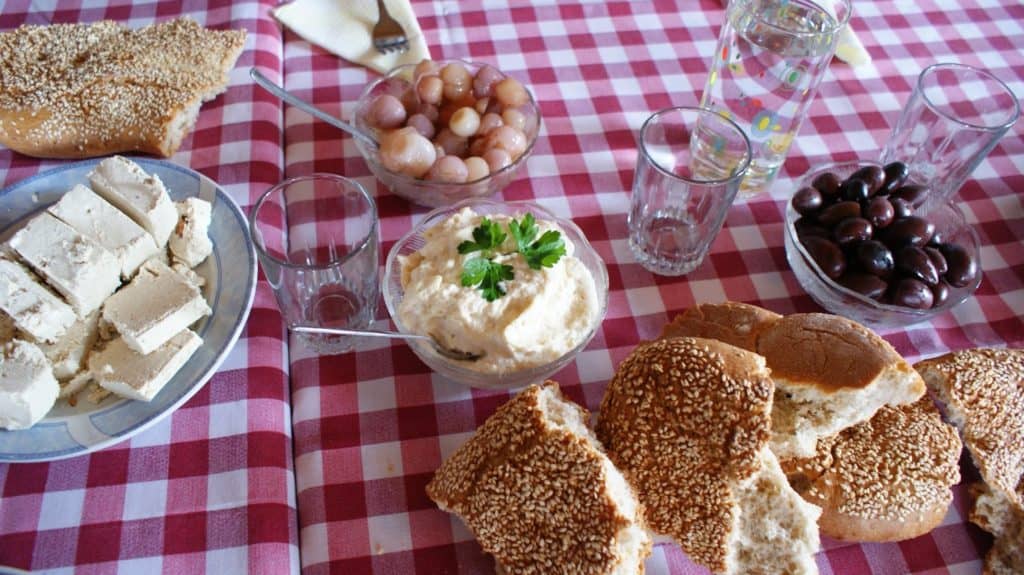 Καθαρά Δευτέρα: Πού κυμαίνεται η τιμή της λαγάνας – Τιμές «φωτιά» στα θαλασσινά