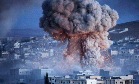 Αεροπορική βομβαρδισμοί στην ανατολική Συρία – Τουλάχιστον 15 νεκροί, ανάμεσά τους εργαζόμενος του ΠΟΥ