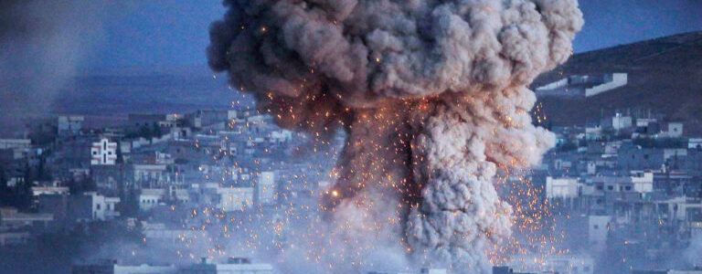 Αεροπορική βομβαρδισμοί στην ανατολική Συρία – Τουλάχιστον 15 νεκροί, ανάμεσά τους εργαζόμενος του ΠΟΥ