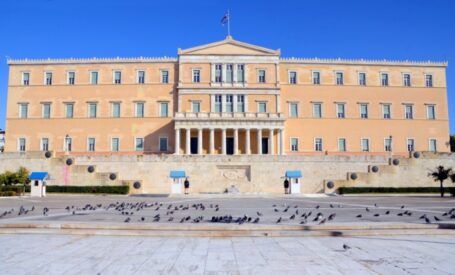 Βουλή των Ελλήνων: Στηρίζει τα τέκνα πεσόντων στελεχών των Ενόπλων Δυνάμεων και των Σωμάτων Ασφαλείας