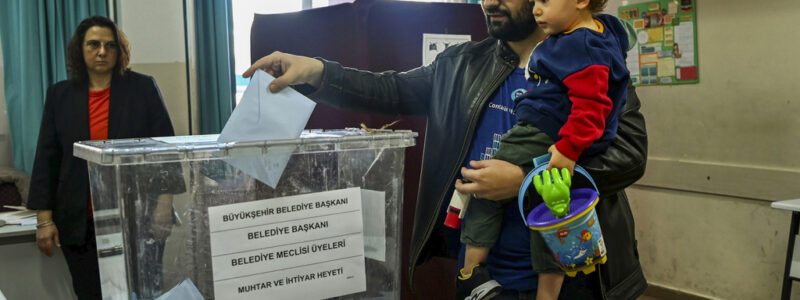 Εκλογές στην Τουρκία: Έκλεισαν οι κάλπες – Αντίστροφη μέτρηση για τα αποτελέσματα