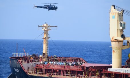 Ινδία: Αναμέτρηση 40 ωρών με Σομαλούς πειρατές που αναγκάστηκαν να παραδοθούν – Tέλος στην τρίμηνη κατάληψη του πλοίου MV Ruen