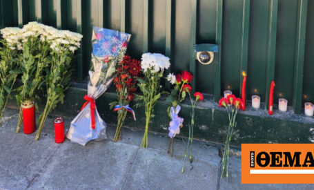 Λουλούδια και κεριά αφήνουν πολίτες έξω από την Ρωσική πρεσβεία στην Αθήνα