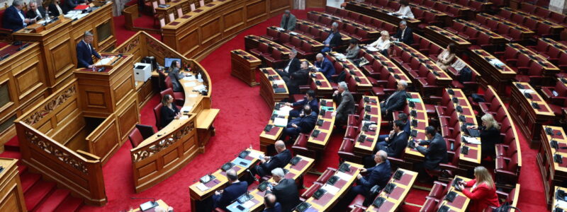 Πολιτικοί διαξιφισμοί για τα Τέμπη: Η ανασκόπηση Μητσοτάκη και οι διπλές εκλογές του Κασσελάκη