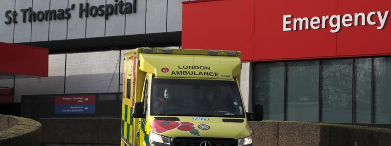 Πεθαίνουν δεκάδες ασθενείς στην Αγγλία τις ώρες αναμονής στους διαδρόμους του NHS