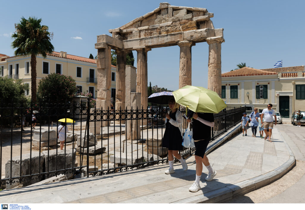 Καύσωνας επ’ αόριστόν: «Καμίνι» η Αθήνα – Aνάσες δροσιάς αναζητούν οι πολίτες στις παραλίες