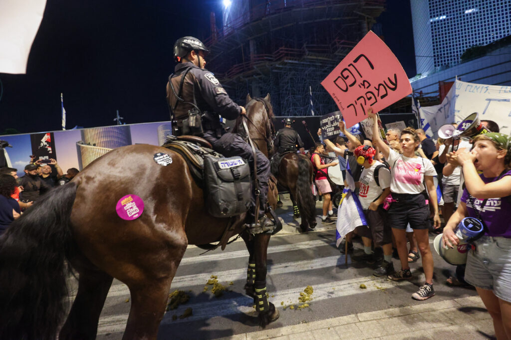 Ισραήλ: Σχέδιο άμυνας αλλά και διαδηλώσεις υπέρ της κατάπαυσης πυρός – Το Ιράν απειλεί με «βαθύτερα πλήγματα»