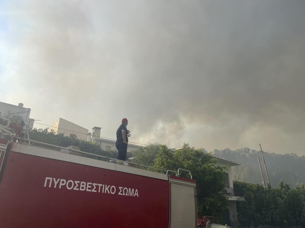 Φωτιά στο Αμάρι Ρεθύμνου: Μία ανάσα από την Αγία Παρασκευή οι φλόγες – Εκκενώνεται τρίτο χωριό με νέο 112 (video)