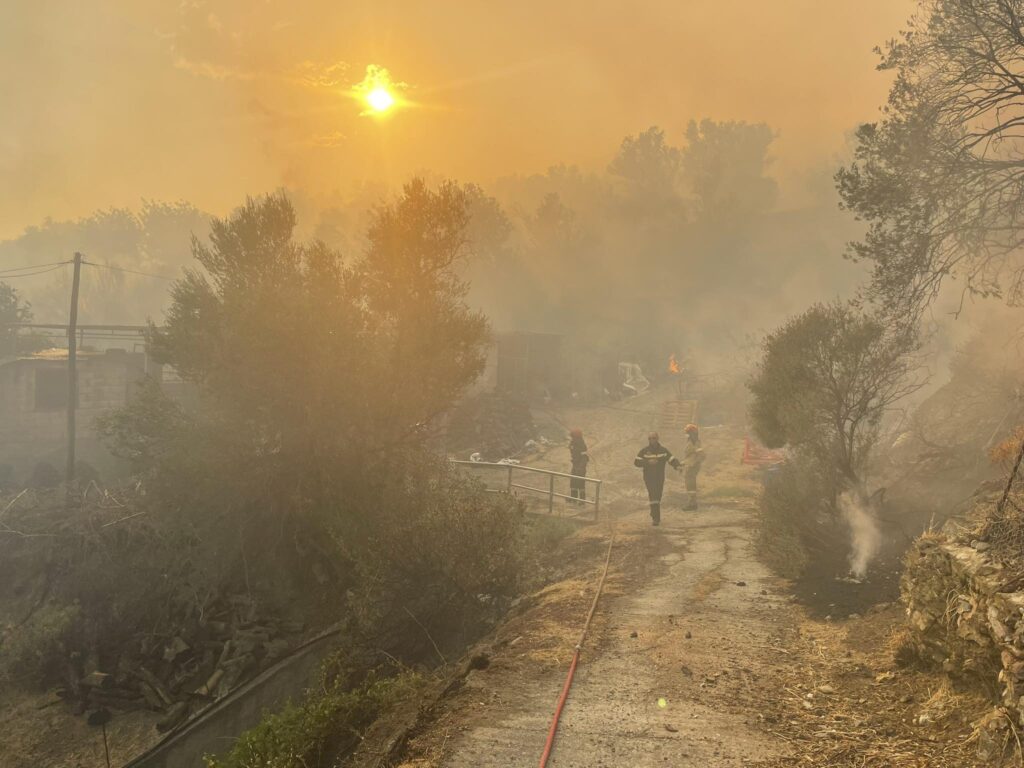 Φωτιά στο Αμάρι Ρεθύμνου: Μία ανάσα από την Αγία Παρασκευή οι φλόγες – Εκκενώνεται τρίτο χωριό με νέο 112 (video)