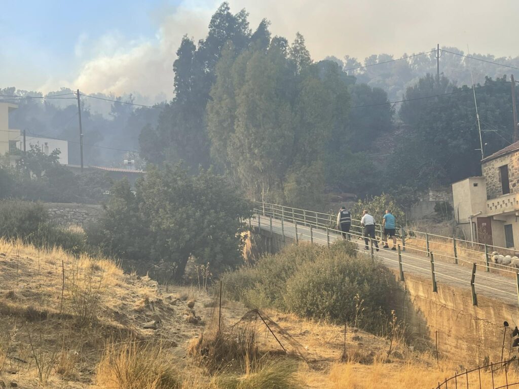 Φωτιά στο Αμάρι Ρεθύμνου: Μία ανάσα από την Αγία Παρασκευή οι φλόγες – Εκκενώνεται τρίτο χωριό με νέο 112 (video)