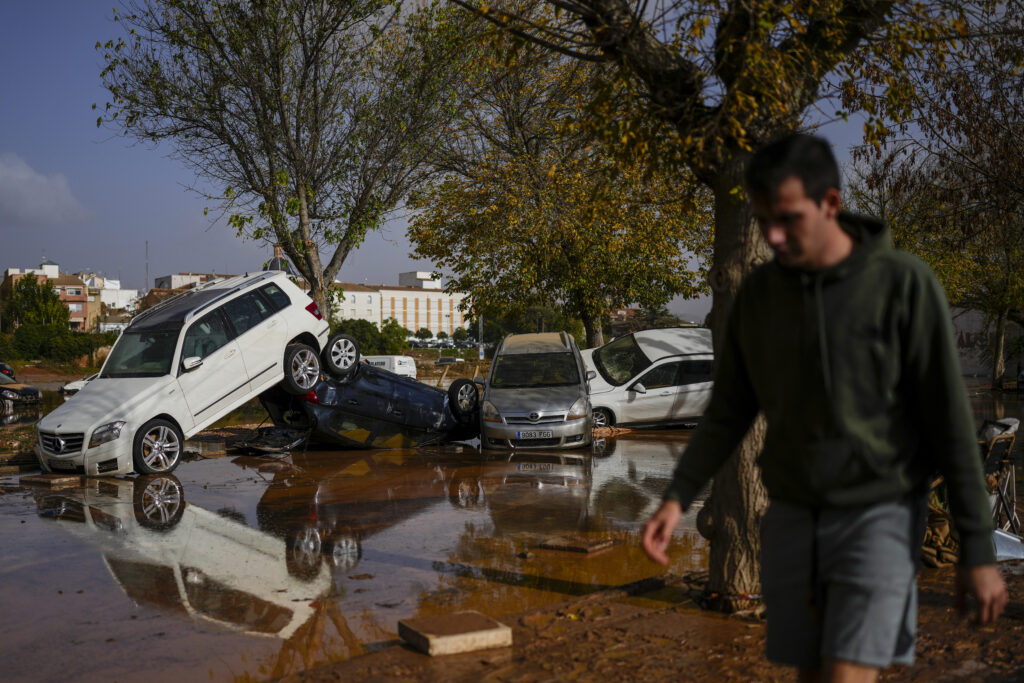 Ισπανία: Τραγωδία δίχως τέλος στην Βαλένθια – Τι είναι το φαινόμενο “gota fria” που προκάλεσε βροχή ενός έτους