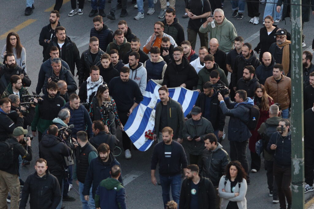 Κορυφώθηκαν οι εκδηλώσεις για το Πολυτεχνείο: Μαζική και ειρηνική η πορεία στην Αθήνα – Ένταση και μολότοφ στη Θεσσαλονίκη