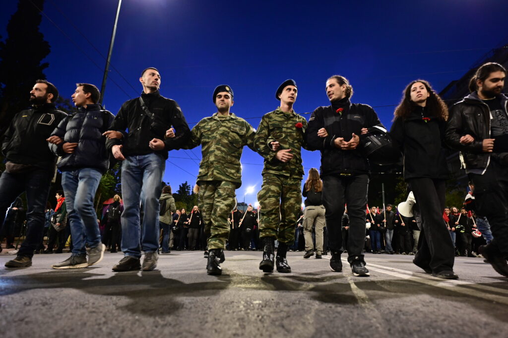 Κορυφώθηκαν οι εκδηλώσεις για το Πολυτεχνείο: Μαζική και ειρηνική η πορεία στην Αθήνα – Ένταση και μολότοφ στη Θεσσαλονίκη