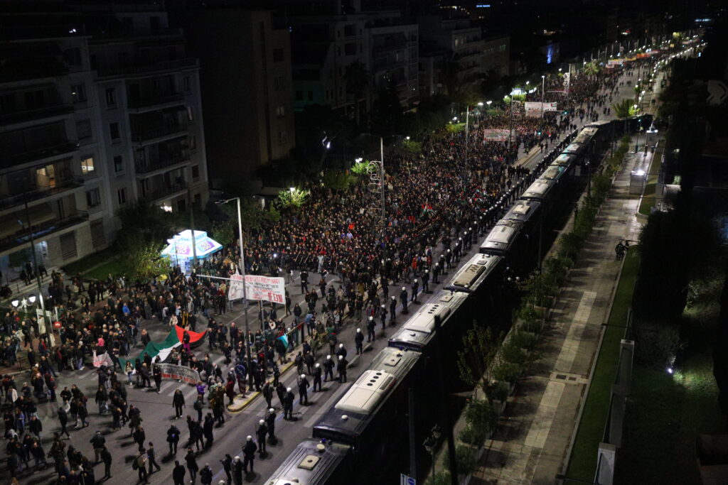 Κορυφώθηκαν οι εκδηλώσεις για το Πολυτεχνείο: Μαζική και ειρηνική η πορεία στην Αθήνα – Ένταση και μολότοφ στη Θεσσαλονίκη