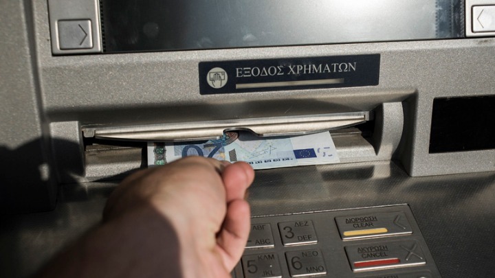 Πότε οι πληρωμές με μετρητά μπαίνουν στο στόχαστρο της ΑΑΔΕ