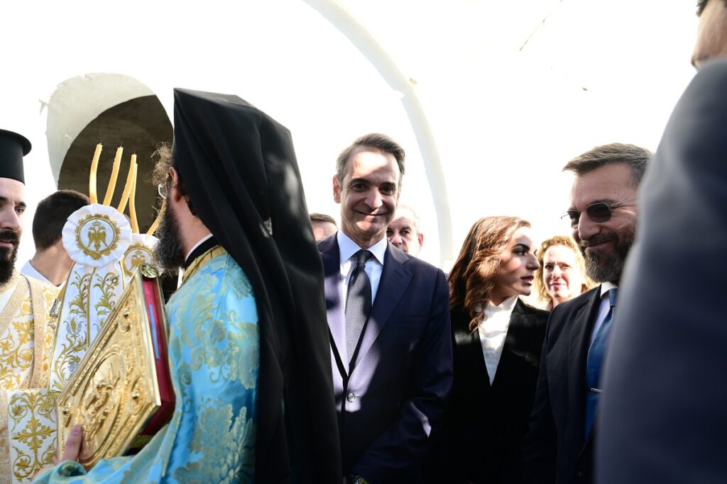 Με μεγαλοπρέπεια ο εορτασμός των Θεοφανείων – Μικροί και μεγάλοι στα παγωμένα νερά για να πιάσουν τον σταυρό