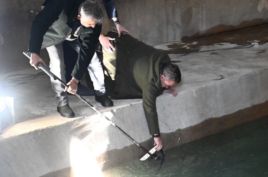 Με μεγαλοπρέπεια ο εορτασμός των Θεοφανείων – Μικροί και μεγάλοι στα παγωμένα νερά για να πιάσουν τον σταυρό