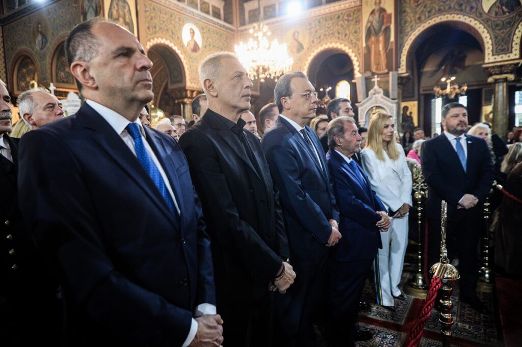 Με μεγαλοπρέπεια ο εορτασμός των Θεοφανείων – Μικροί και μεγάλοι στα παγωμένα νερά για να πιάσουν τον σταυρό