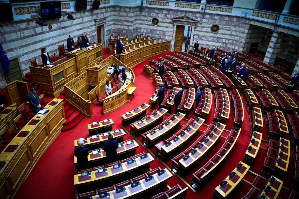 Βουλή: Τηρήθηκε ενός λεπτού σιγή στη μνήμη των πεσόντων αξιωματικών στα Ίμια