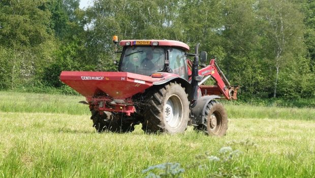 Έως 50.000 ευρώ ενίσχυση ανά δικαιούχο για ακριβά κόστη αγοράς λιπασμάτων ενέκρινε στα κράτη η Ε.Ε.