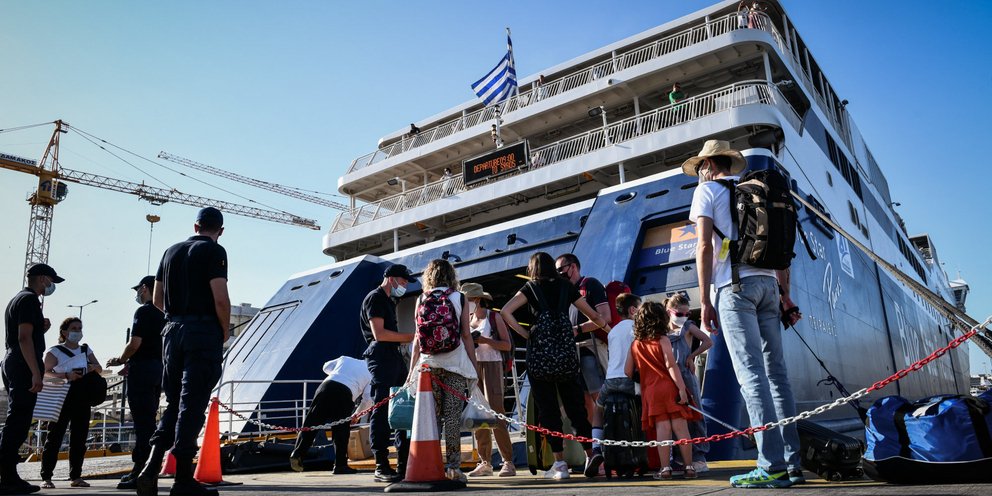 “Βουλιάζει” η Κρήτη τον Δεκαπενταύγουστο – Γεμάτα πλοία, αεροπλάνα και τουριστικά καταλύματα