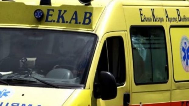 Hράκλειο: Σοβαρό τροχαίο με νεαρό δικυκλιστή να μεταφέρεται στο νοσοκομείο