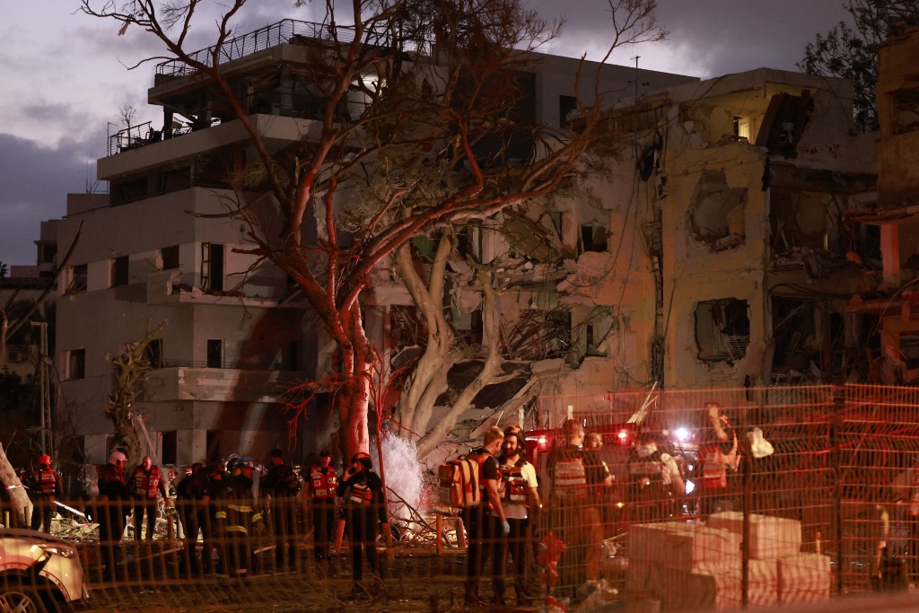 Οκτώ νεκροί, πάνω από 90 τραυματίες από ιρανικούς πυραύλους που έπληξαν το κεντρικό Ισραήλ – Σκηνές χάους στο Τελ Αβίβ