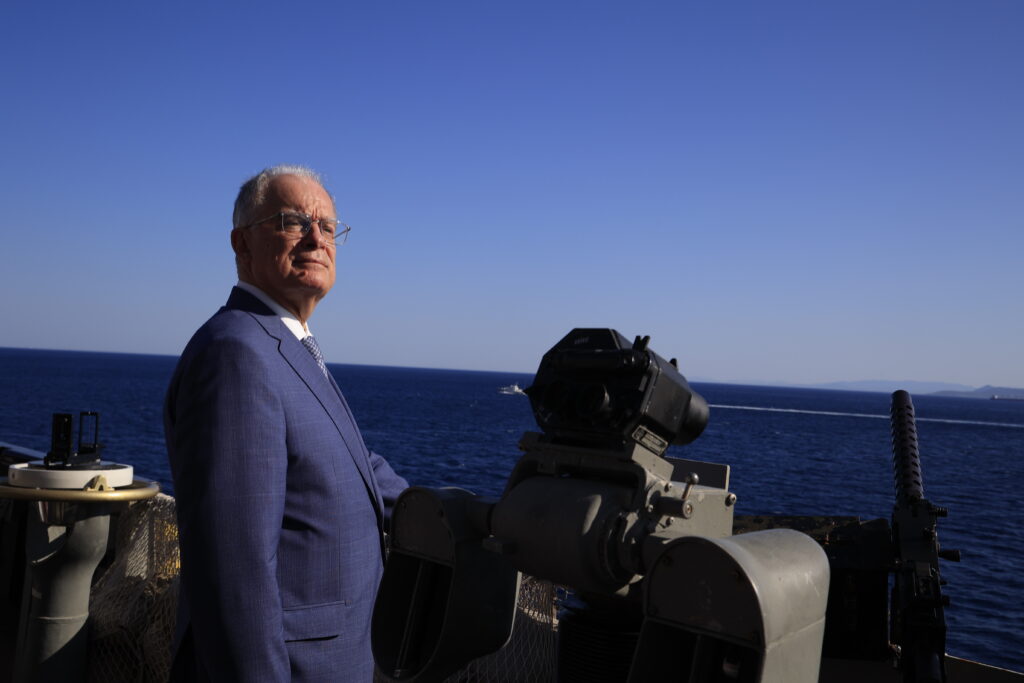 Στη φρεγάτα «Σπέτσαι» για την επιθεώρηση του Στόλου εν πλω ο Πρόεδρος της Δημοκρατίας και ο Νίκος Δένδιας