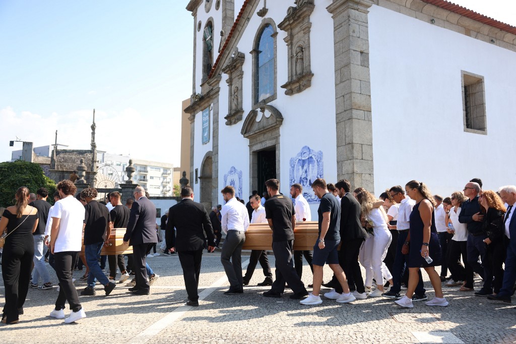 Συγκίνηση στην Πορτογαλία: Πλήθος κόσμου στην κηδεία του Ντιόγκο Ζότα (live)