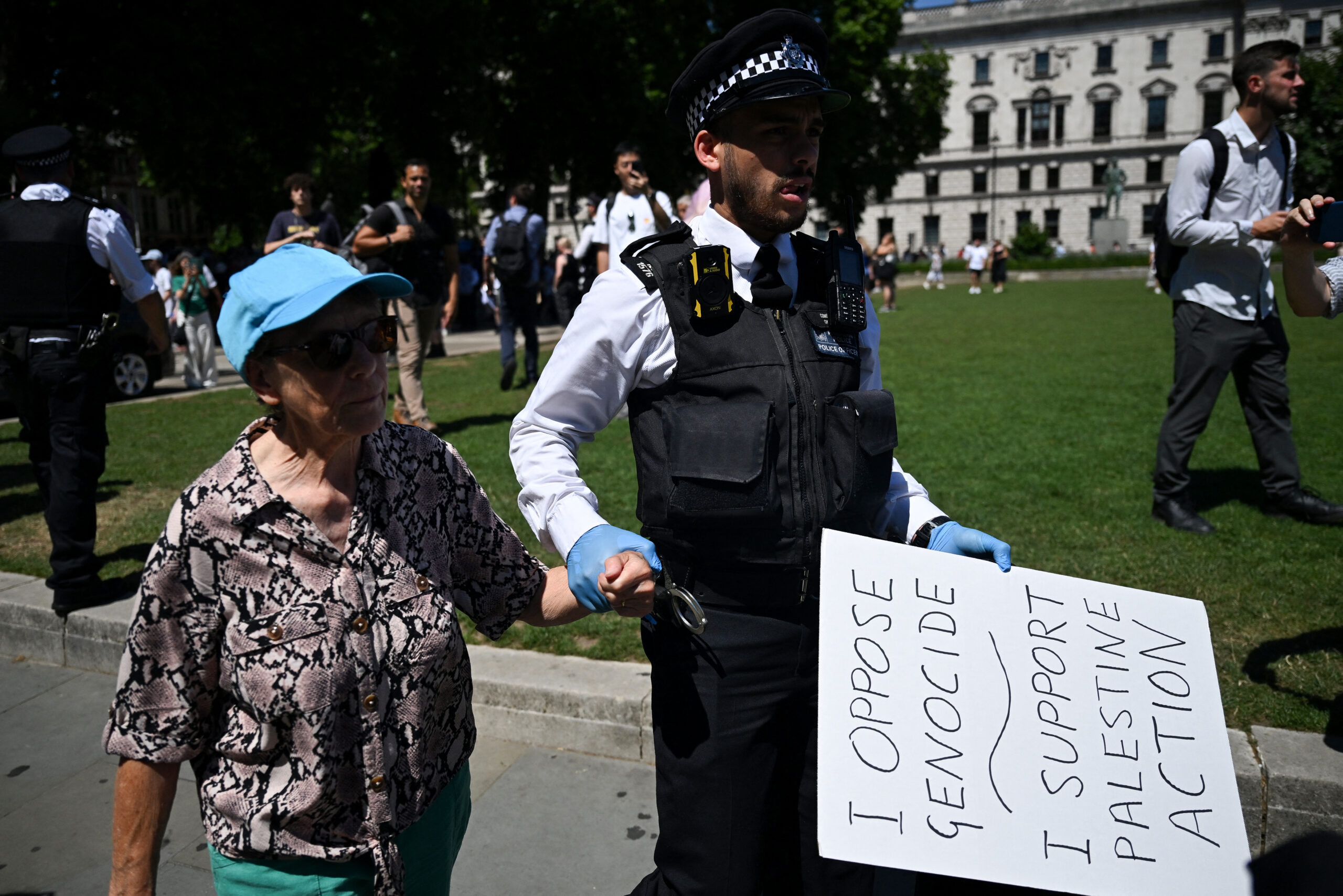 BRITAIN-PALESTINIANS-ISRAEL-CONFLICT-POLITICS-BAN Βρετανία: Νέες συλλήψεις υποστηρικτών της οργάνωσης Palestine Action – Έχει τεθεί εκτός νόμου