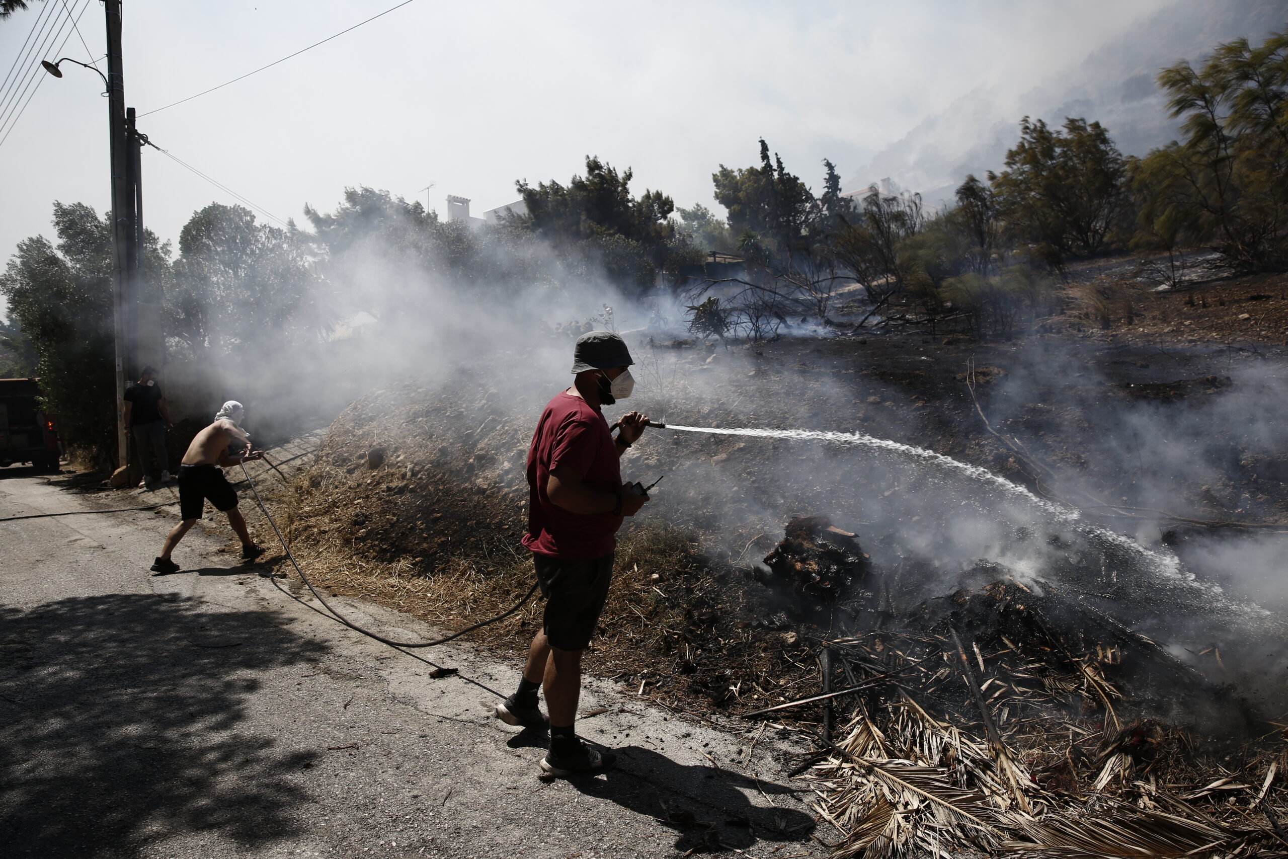 ΠΥΡΚΑΓΙΑ ΣΤΟ ΚΟΡΩΠΙ Φωτιά τώρα: Εικόνες καταστροφής, μέσα σε σπίτια οι φλόγες (photos)
