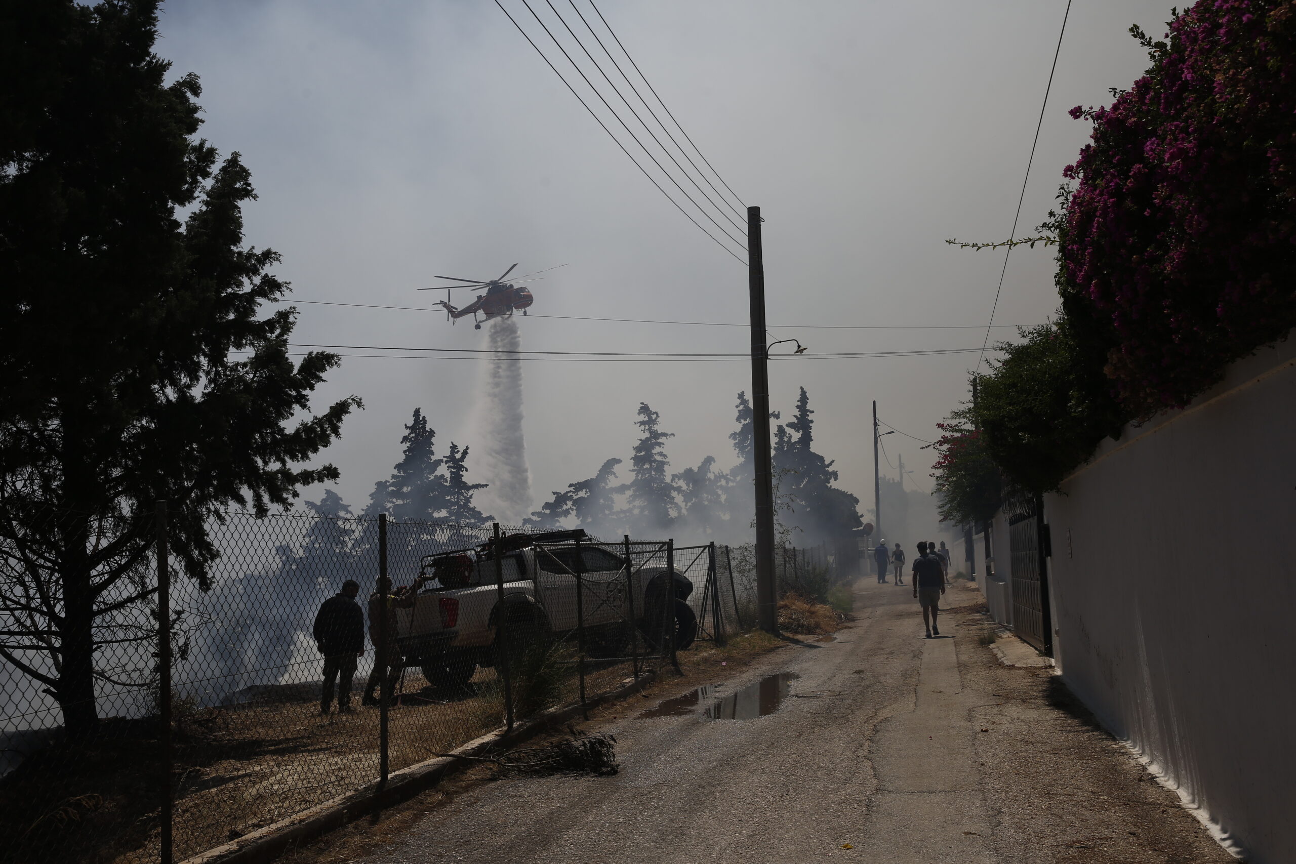 ΠΥΡΚΑΓΙΑ ΣΤΟ ΚΟΡΩΠΙ Φωτιά τώρα: Εικόνες καταστροφής, μέσα σε σπίτια οι φλόγες (photos)