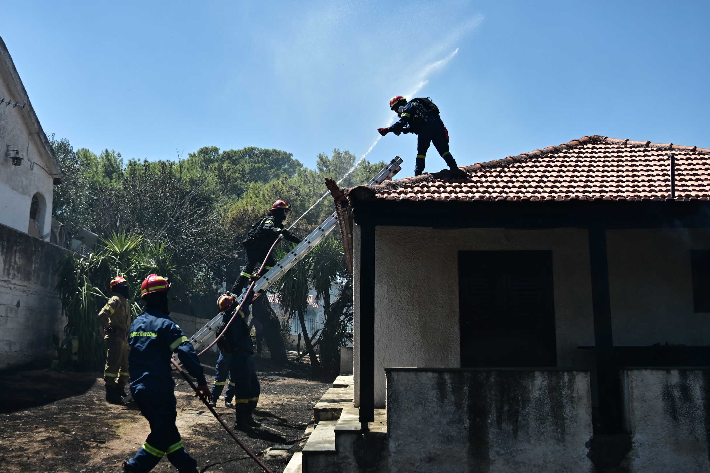 Φωτιά τώρα: Εικόνες καταστροφής, μέσα σε σπίτια οι φλόγες (photos)