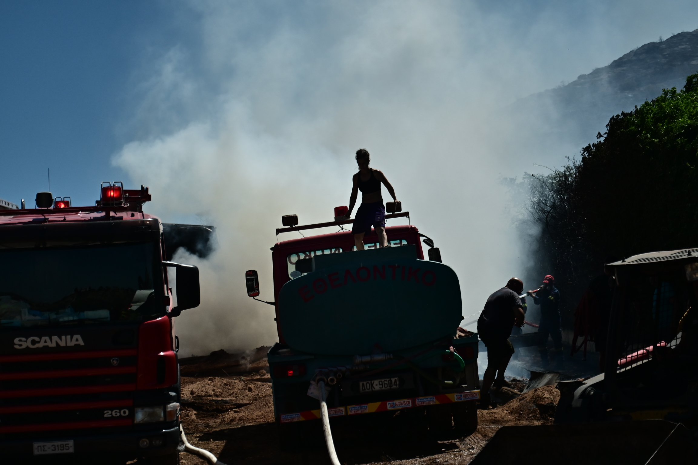 Φωτιά τώρα: Εικόνες καταστροφής, μέσα σε σπίτια οι φλόγες (photos)