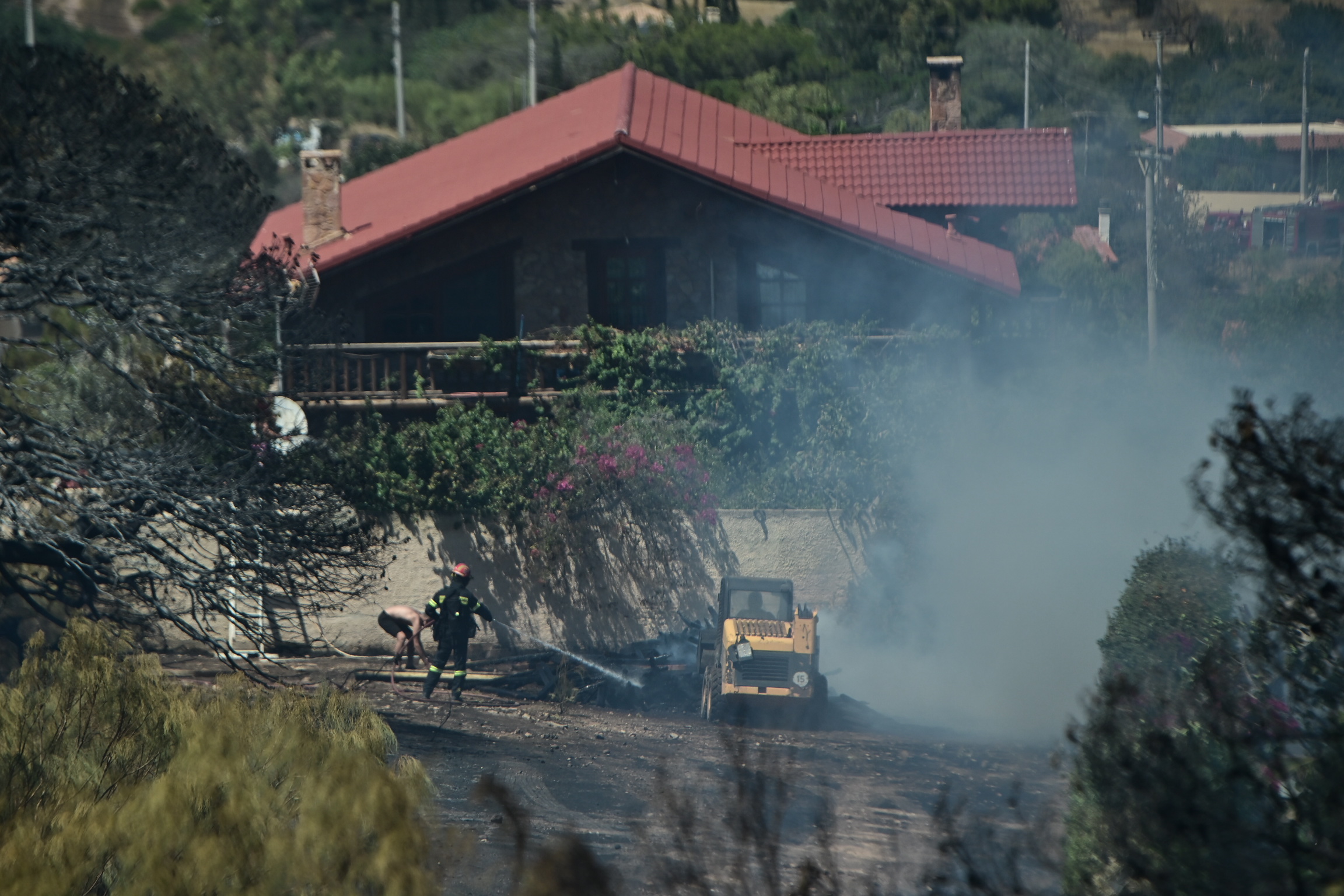 Φωτιά τώρα: Εικόνες καταστροφής, μέσα σε σπίτια οι φλόγες (photos)