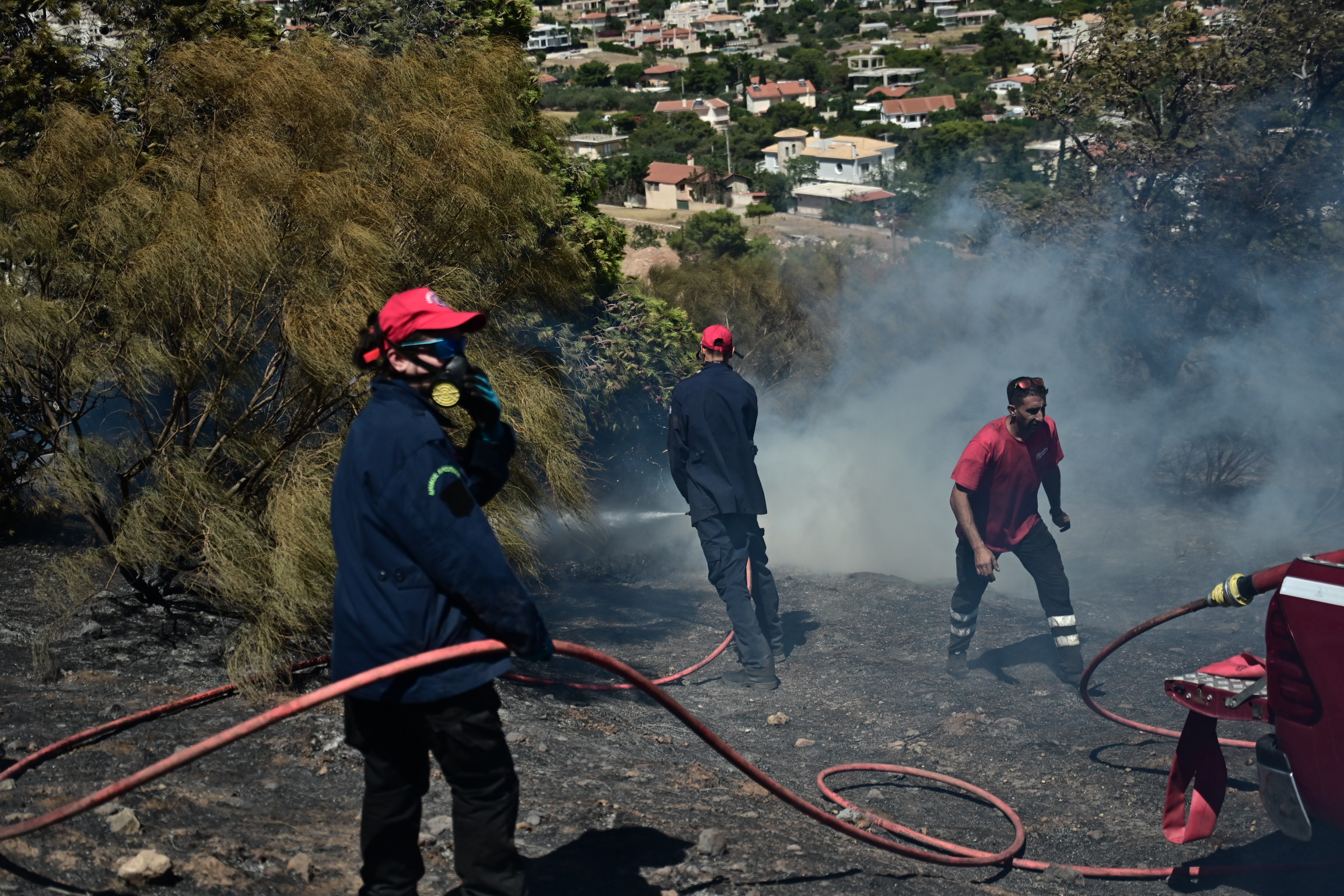 Φωτιά τώρα: Εικόνες καταστροφής, μέσα σε σπίτια οι φλόγες (photos)