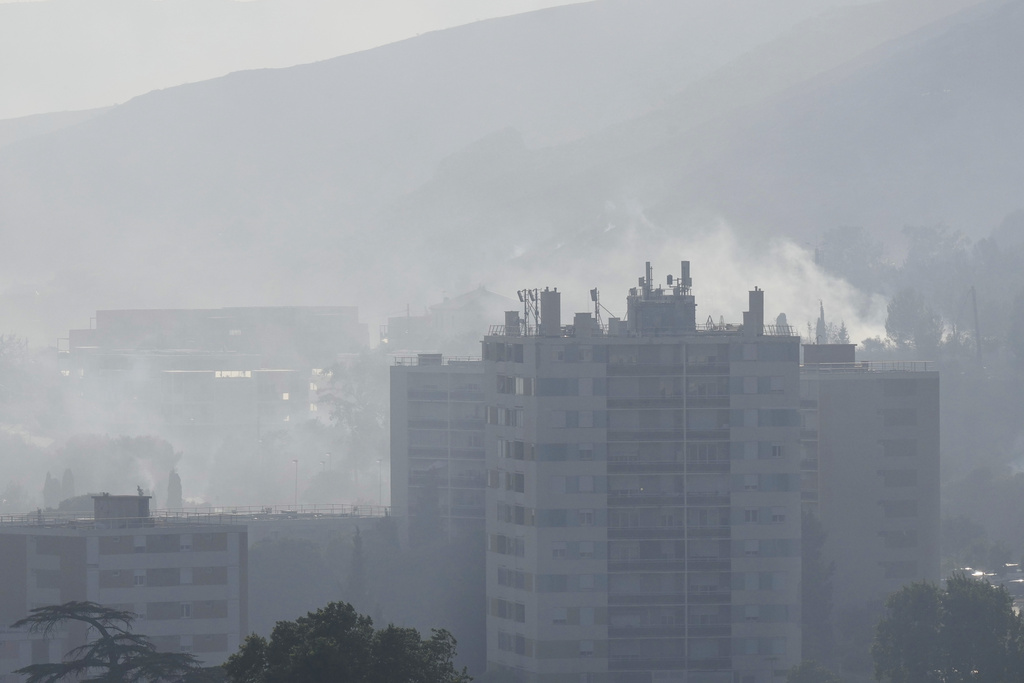 Μασσαλία: Εννέα πυροσβέστες τραυματίες από τη μεγάλη δασική πυρκαγιά – Κλειστό το αεροδρόμιο, σταμάτησαν τα τρένα