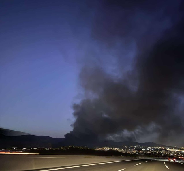 Φωτιά τώρα σε εργοστάσιο στα Μέγαρα – Συναγερμός στην Πυροσβεστική, ήχησε το «112»
