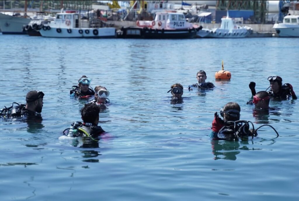 WhyNot: Υποβρύχιος καθαρισμός στο λιμάνι του Λαυρίου – Πόσα απορρίμματα συλλέχθηκαν