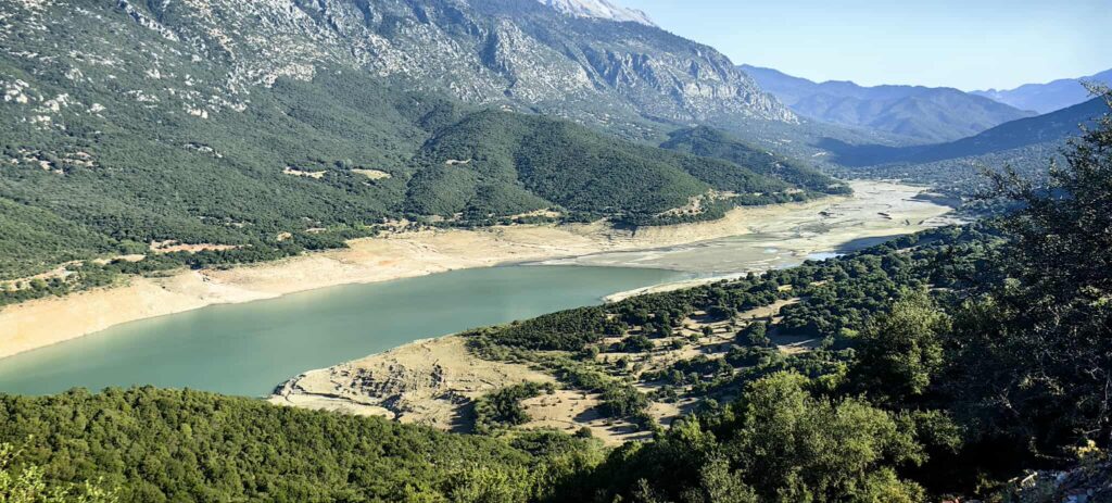 Πολύ χαμηλή στάθμη νερού στην λίμνη του Μόρνου – Αποκαλύπτονται σπίτια βυθισμένου οικισμού (εικόνες)