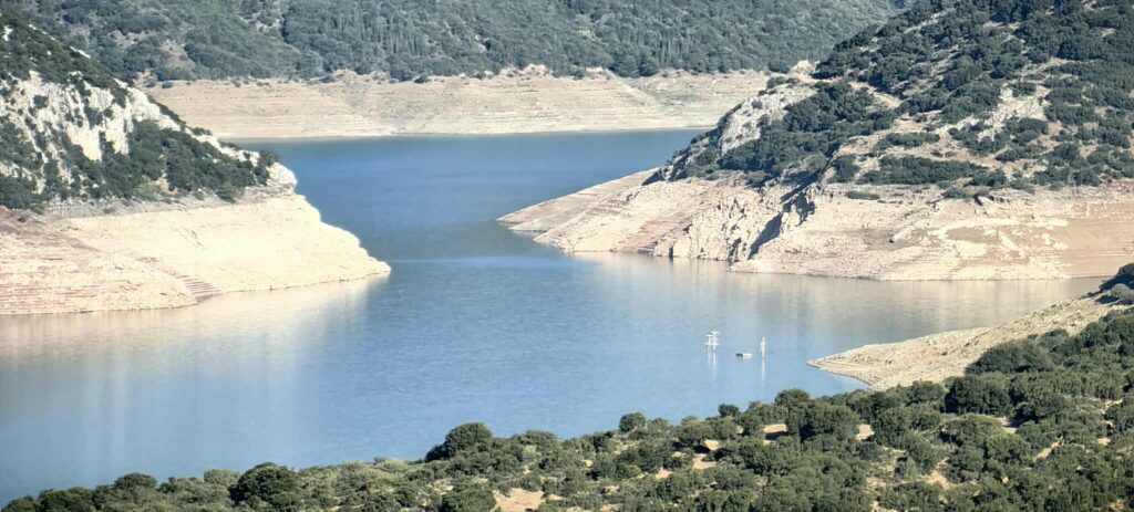 Πολύ χαμηλή στάθμη νερού στην λίμνη του Μόρνου – Αποκαλύπτονται σπίτια βυθισμένου οικισμού (εικόνες)