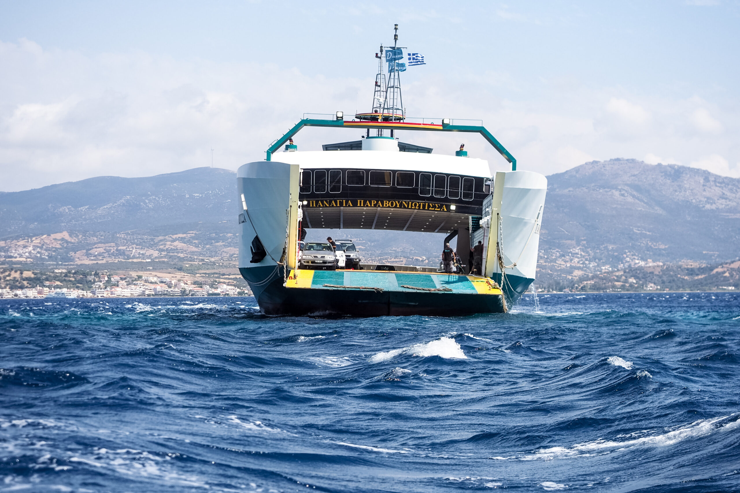Έναρξη επιχείρησης για αποκόλληση του πλοίου στα Νέα Στύρα  – Σε ομαδικές αγωγές και μηνύσεις προχωρούν οι επιβάτες