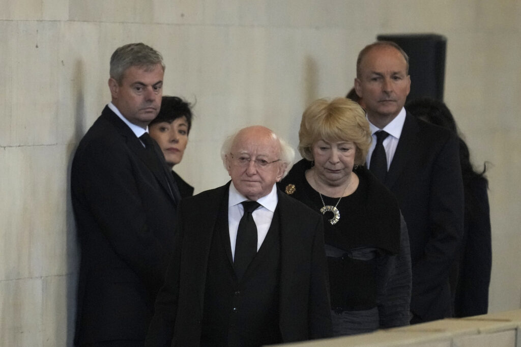 Η Πριγκίπισσα Άννα της Βρετανίας αποχαιρετά τον πρόεδρο της Ιρλανδίας Μάικλ Χίγκινς – Μια επίσκεψη γεμάτη νόημα στο Δουβλίνο