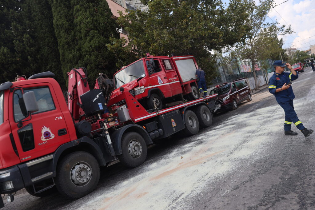Ν. Χαλκηδόνα: Διακοπή κυκλοφορίας λόγω εκτροπής πυροσβεστικού οχήματος – Ένας πυροσβέστης ελαφρά τραυματίας