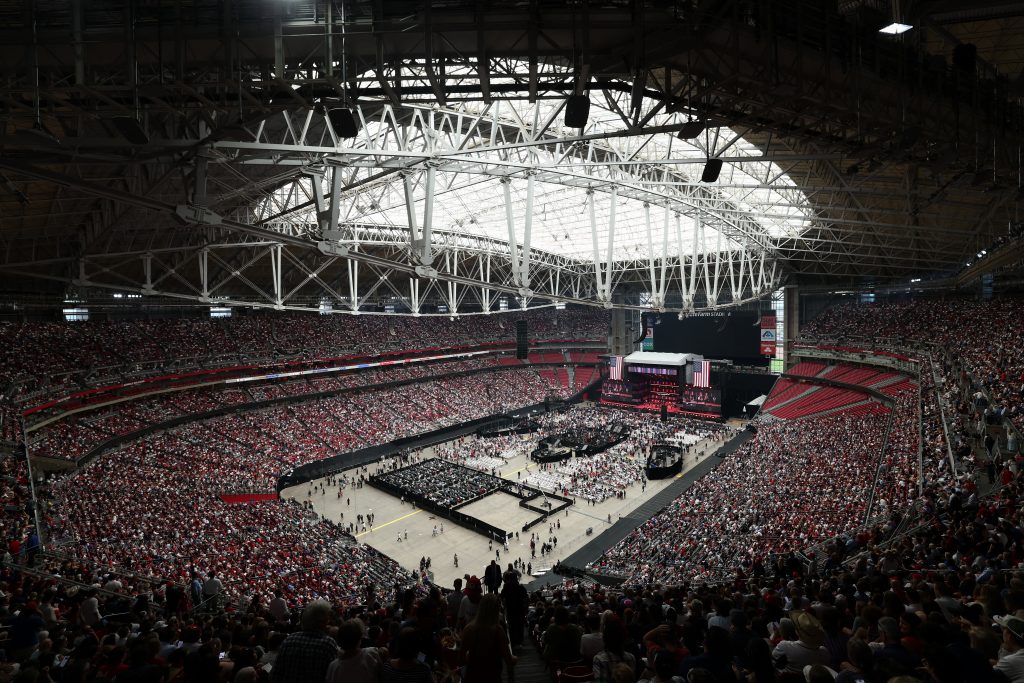 Τσάρλι Κερκ: Kατάμεστο το State Farm Stadium για την τελετή της κηδείας του – Ο Τραμπ έφτασε στην Αριζόνα, θα εκφωνήσει επικήδειο