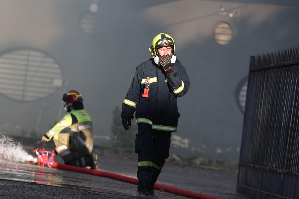 Δύσκολη νύχτα στο Μενίδι: Οριοθετημένη η φωτιά – Στάχτη εργοστάσιο με παλέτες και αποπνικτική ατμόσφαιρα