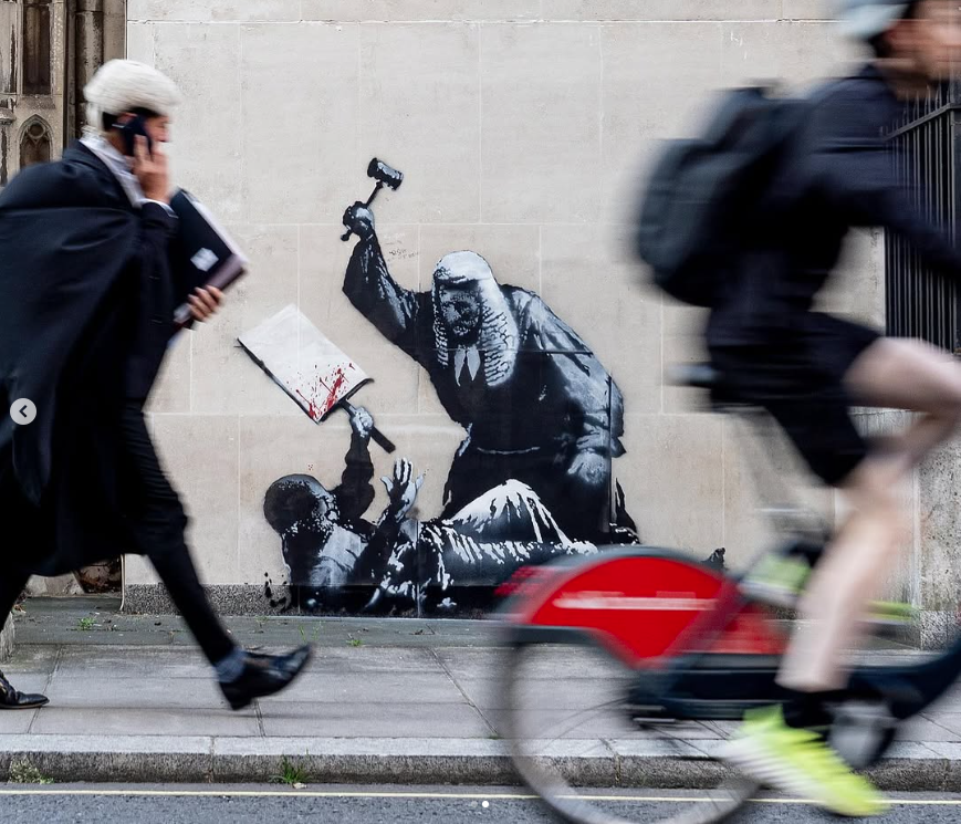 Νέο έργο του Banksy εμφανίστηκε στα Δικαστήρια του Λονδίνου – Καλύφθηκε άμεσα και φρουρείται