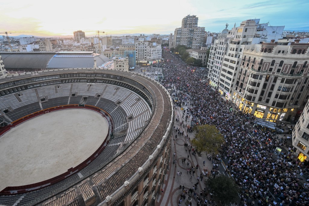 Ισπανία: Διαδήλωση στη Βαλένθια, έναν χρόνο μετά τις φονικές πλημμύρες – Είχαν χάσει τη ζωή τους 229 άνθρωποι