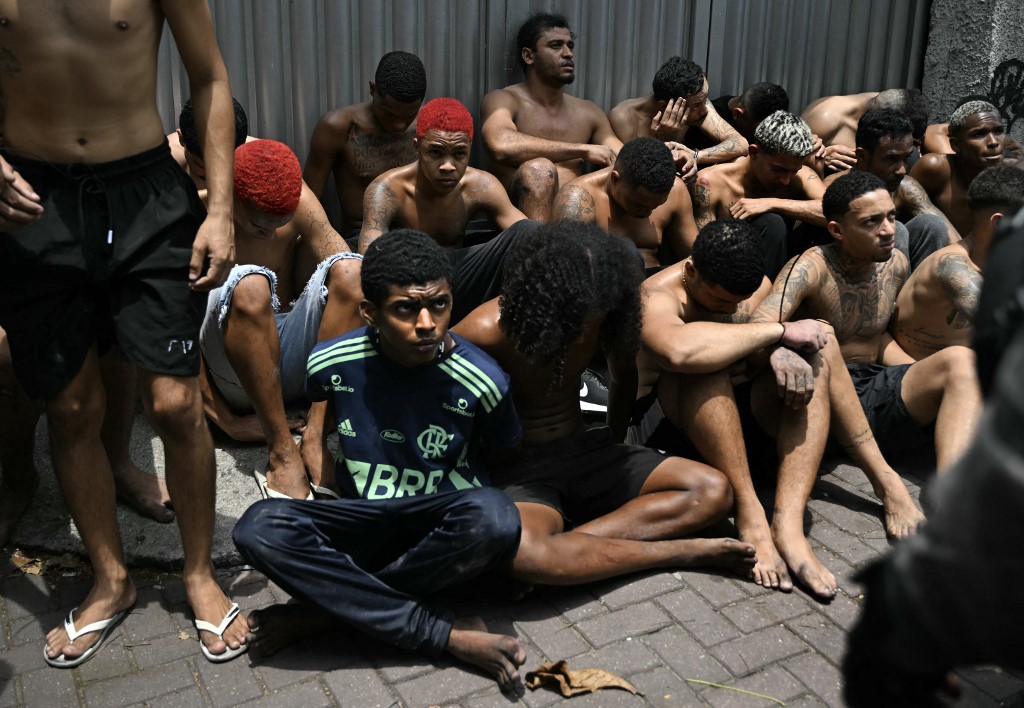 Βία και χάος στη Βραζιλία: Η αστυνομική επιχείρηση στο Ρίο ντε Τζανέιρο μέσα από τον φακό – Φωτιές και καμένα οχήματα στους δρόμους